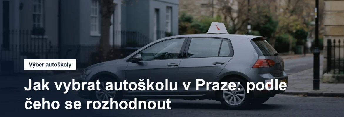 Výcvikové auto autoškoly se značením L v městském provozu
