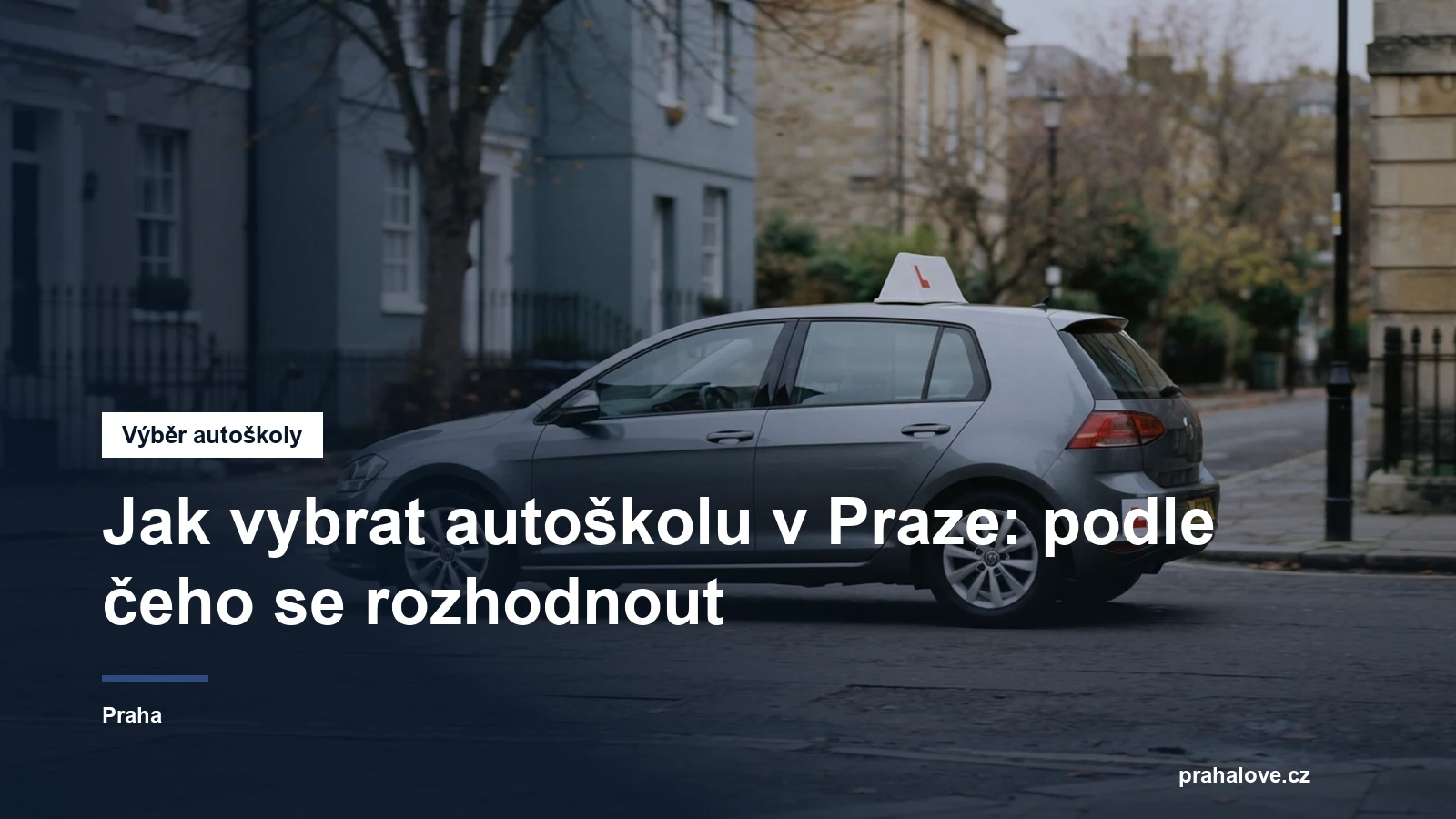 Výcvikové auto autoškoly se značením L v městském provozu