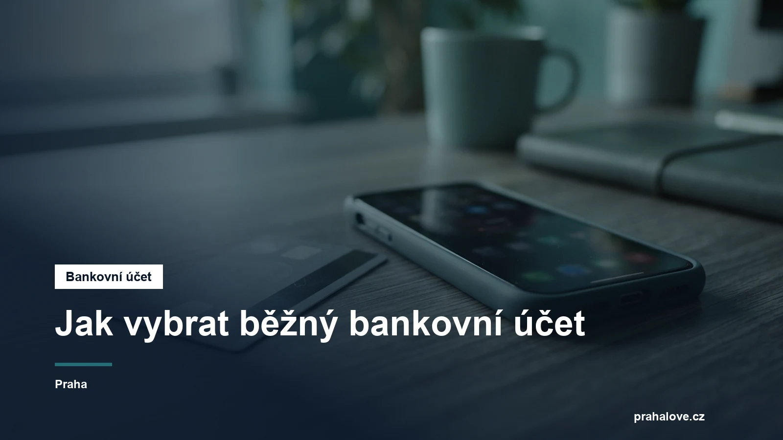 Platební karta a telefon s bankovnictvím na stole