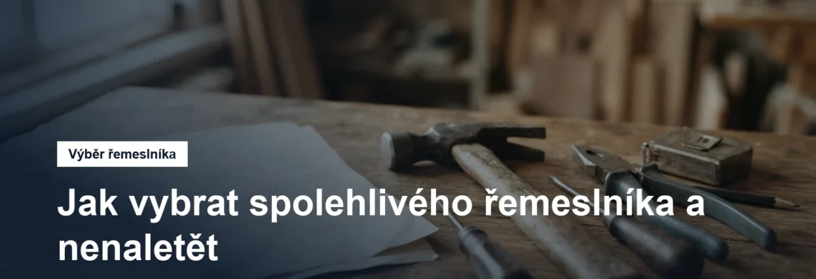 Řemeslnické nářadí a smlouva na stole