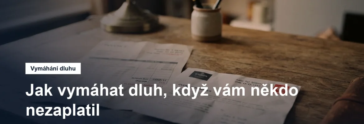 Upomínka a faktura s razítkem po splatnosti na stole