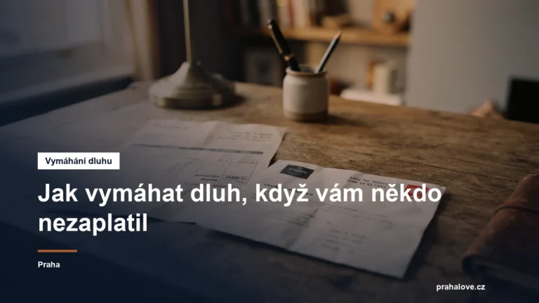 Upomínka a faktura s razítkem po splatnosti na stole