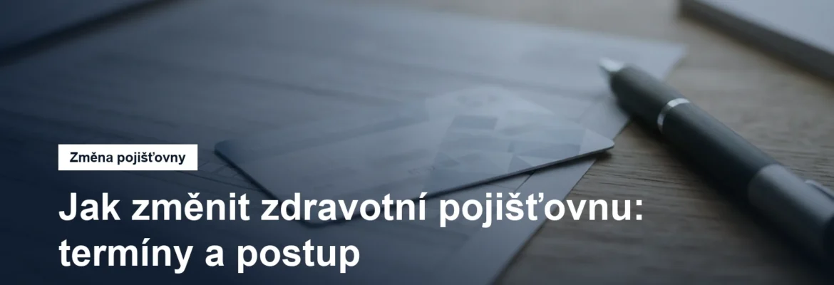 Průkaz zdravotní pojišťovny a formulář na stole