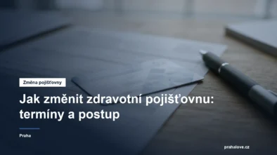 Průkaz zdravotní pojišťovny a formulář na stole