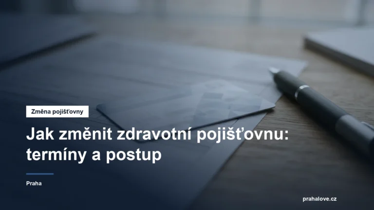 Průkaz zdravotní pojišťovny a formulář na stole