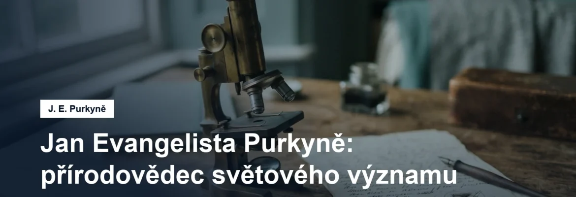 Starý mikroskop a poznámky na stole
