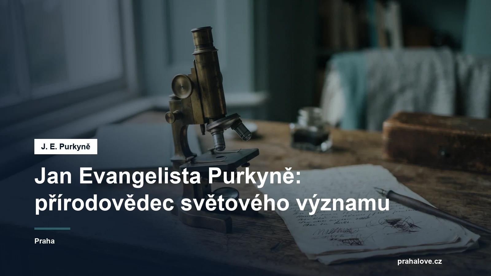 Starý mikroskop a poznámky na stole