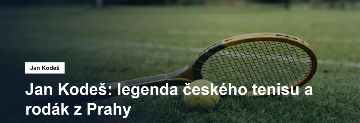 Tenisová raketa a míček na trávníkovém kurtu