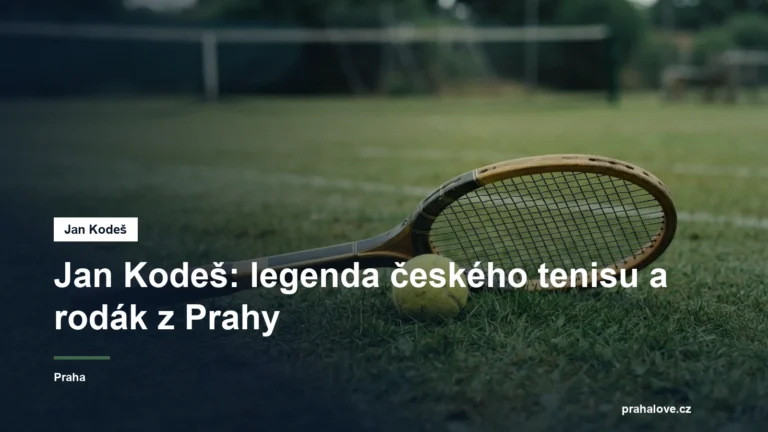 Tenisová raketa a míček na trávníkovém kurtu