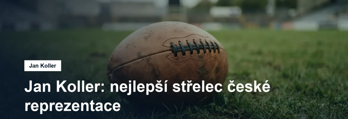Fotbalový míč na trávníku stadionu