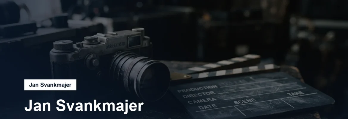Filmová kamera a klapka na tmavém podkladu