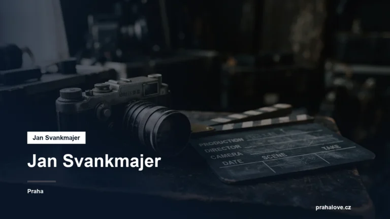 Filmová kamera a klapka na tmavém podkladu