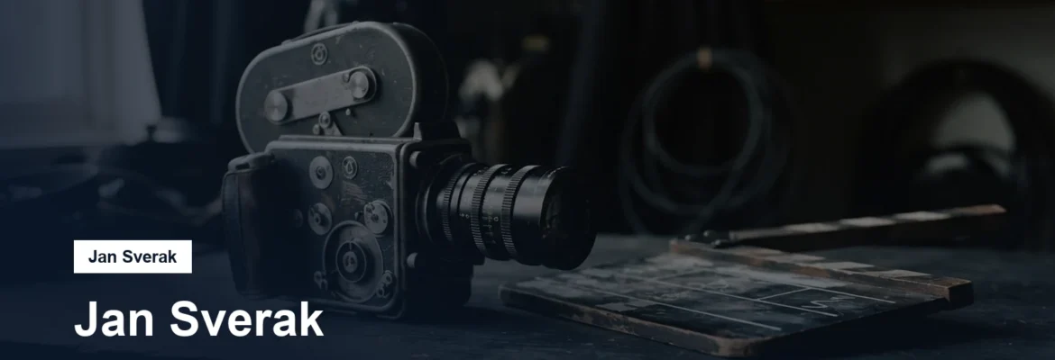 Filmová kamera a klapka na tmavém podkladu