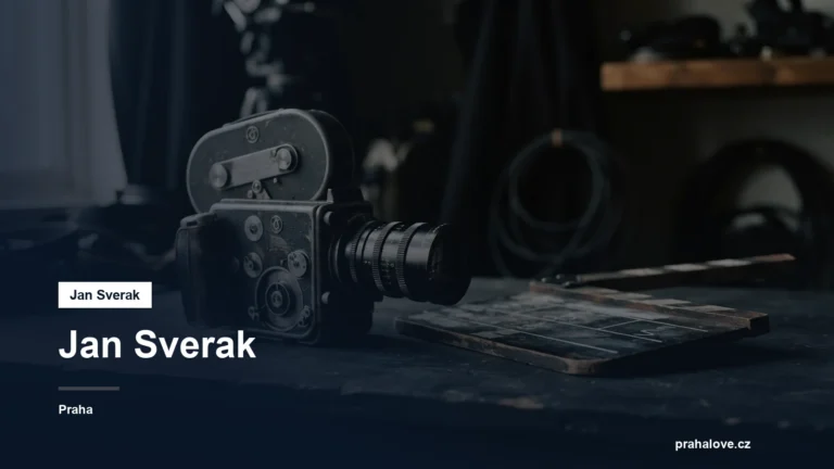 Filmová kamera a klapka na tmavém podkladu