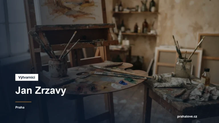 Malířská paleta, štětce a stojan v ateliéru