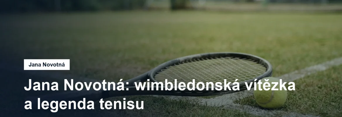 Tenisová raketa a míček na trávníkovém kurtu