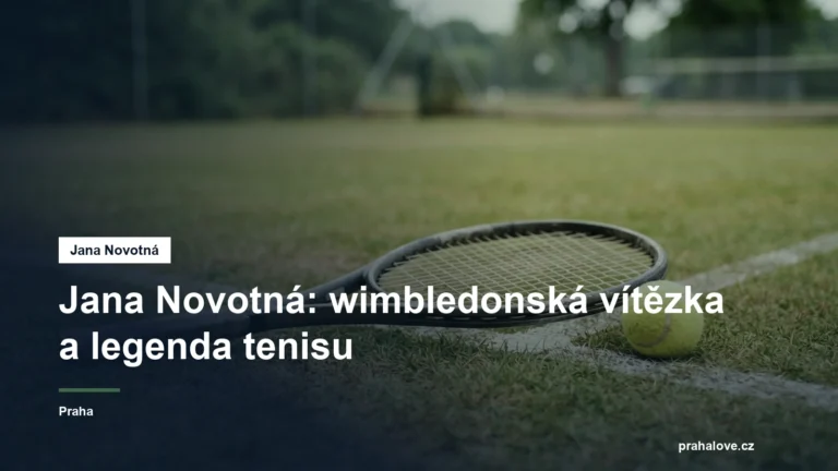 Tenisová raketa a míček na trávníkovém kurtu
