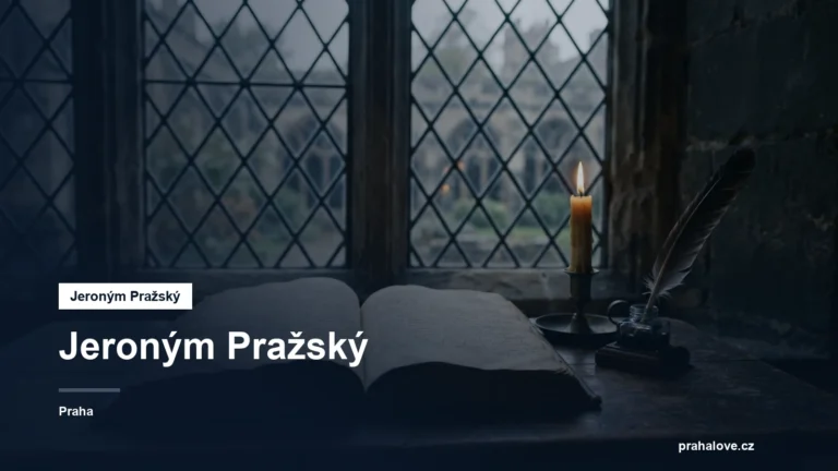 Otevřená kniha a svíce u okna