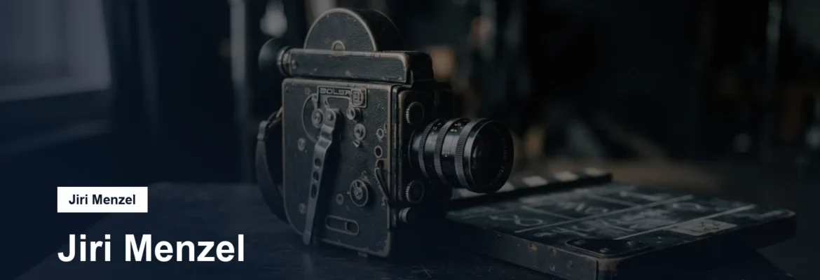 Filmová kamera a klapka na tmavém podkladu