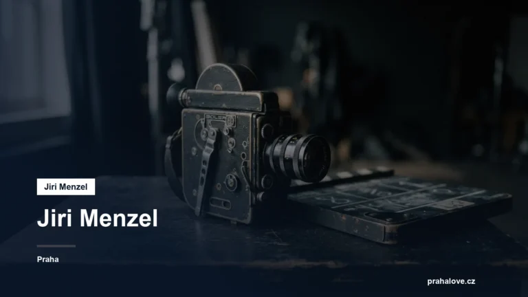 Filmová kamera a klapka na tmavém podkladu