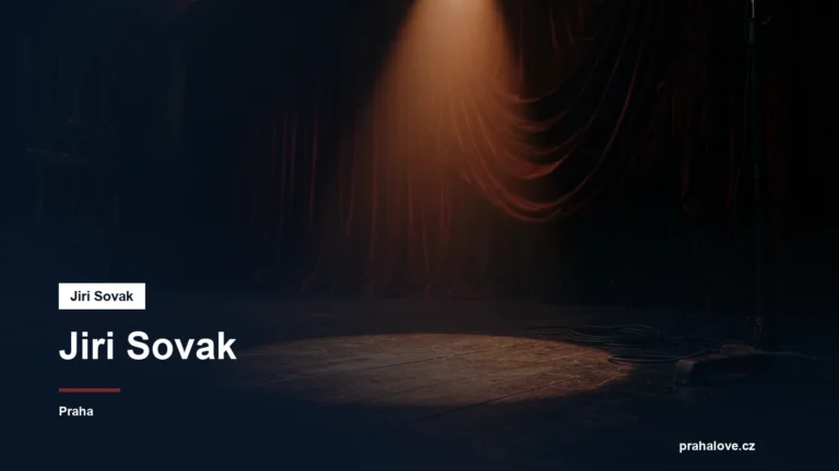 Divadelní jeviště s reflektorem a rudou oponou