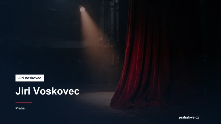 Divadelní jeviště s reflektorem a rudou oponou