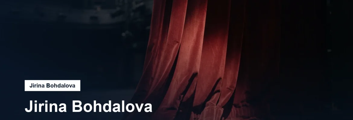 Divadelní jeviště s reflektorem a rudou oponou