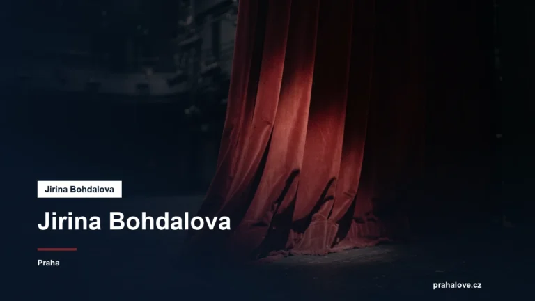 Divadelní jeviště s reflektorem a rudou oponou