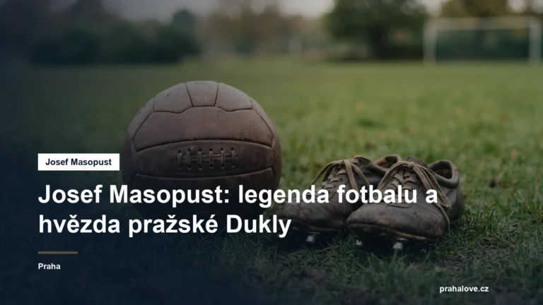 Fotbalový míč a kopačky na trávníku