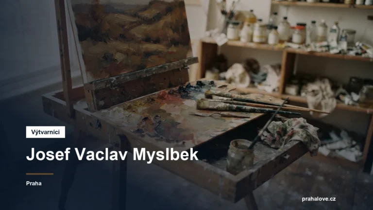 Malířská paleta, štětce a stojan v ateliéru
