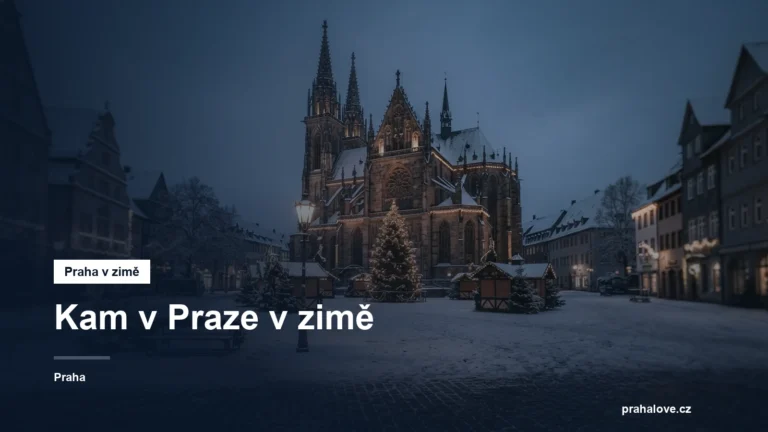 Zasněžené staré město s vánočními světly