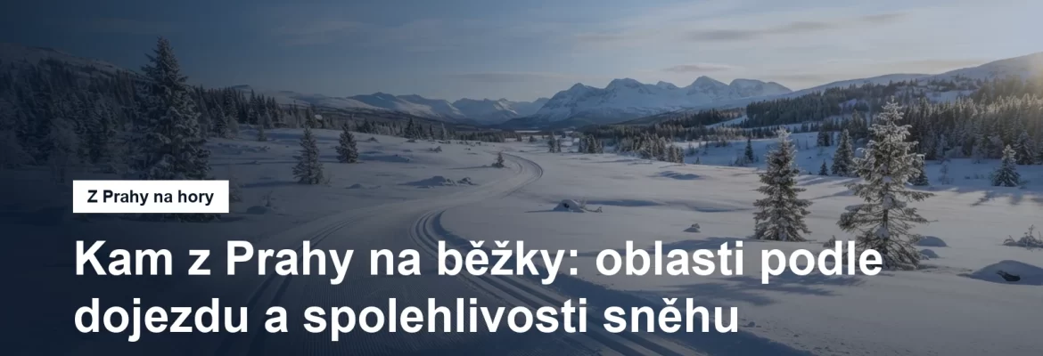 Upravená běžkařská stopa vedoucí zasněženou krajinou