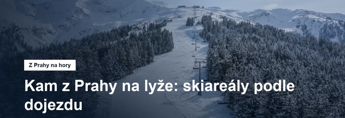 Sjezdovka s lanovkou v zasněžené horské krajině