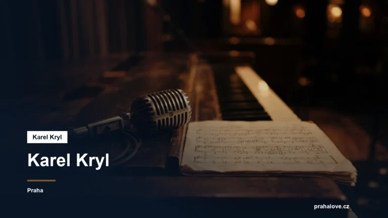 Mikrofon, noty a klavírní klávesy