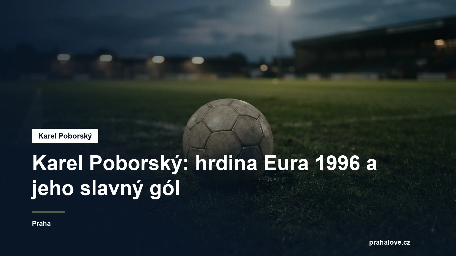 Fotbalový míč na hřišti za večerního světla
