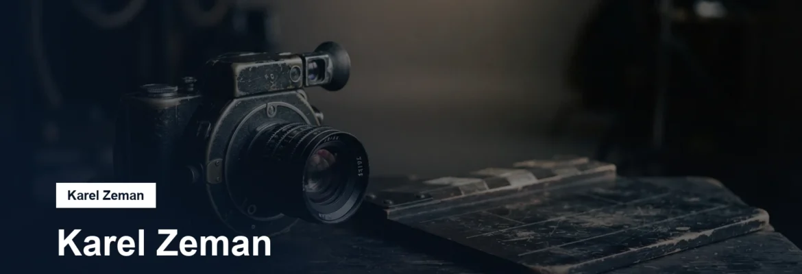 Filmová kamera a klapka na tmavém podkladu