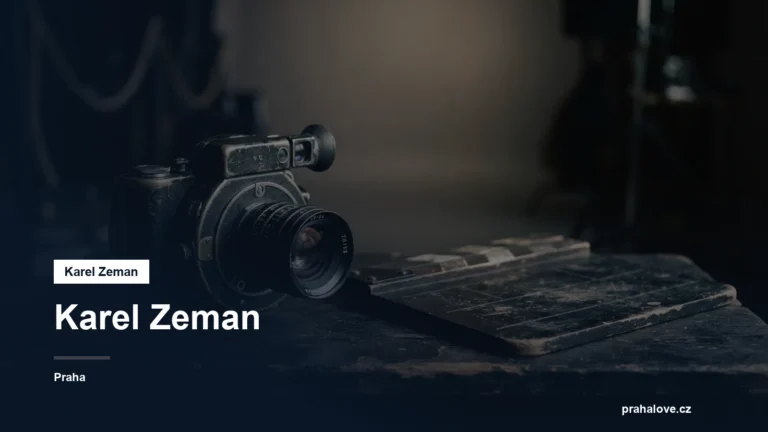 Filmová kamera a klapka na tmavém podkladu