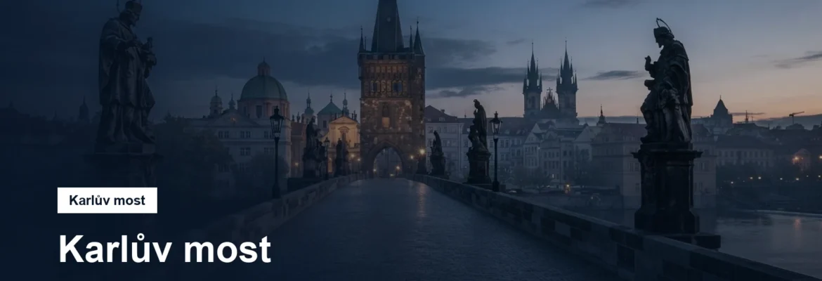 Karlův most s barokními sochami za úsvitu