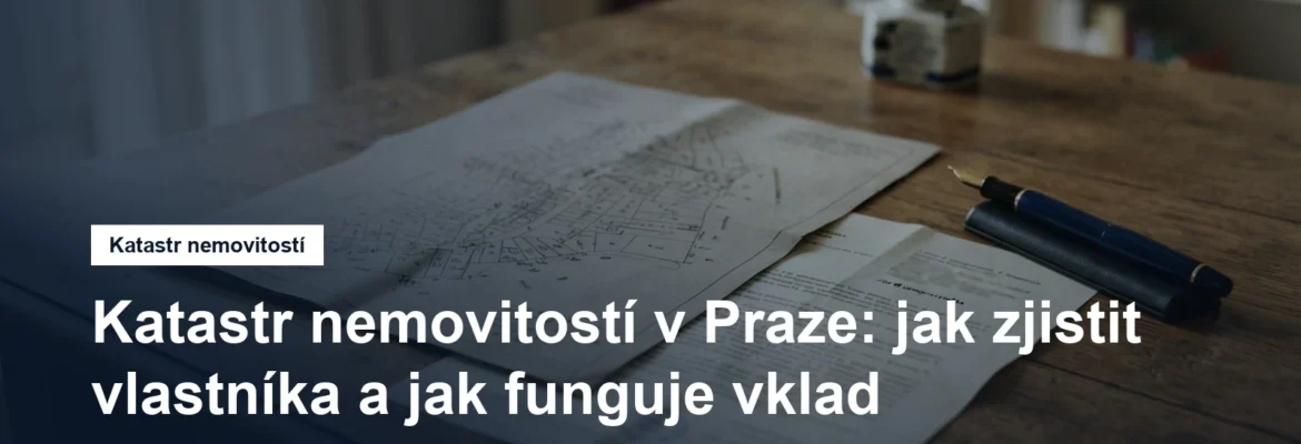 Katastrální mapa a list vlastnictví na pracovním stole