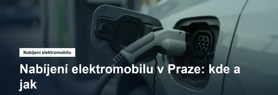 Nabíjecí konektor zapojený do elektromobilu u stanice