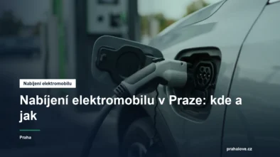 Nabíjecí konektor zapojený do elektromobilu u stanice