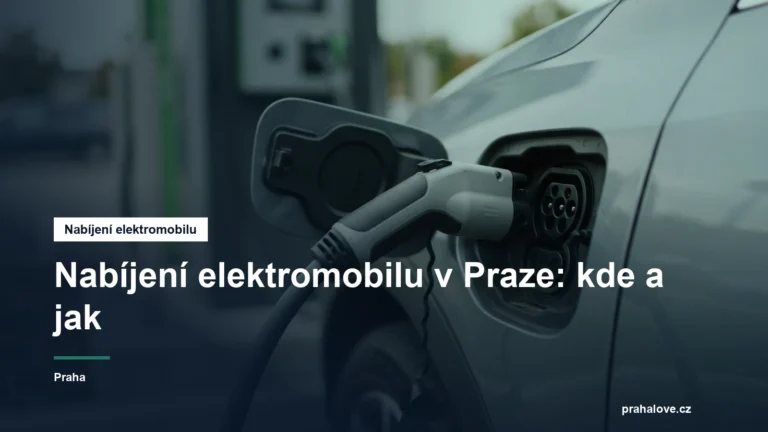 Nabíjecí konektor zapojený do elektromobilu u stanice