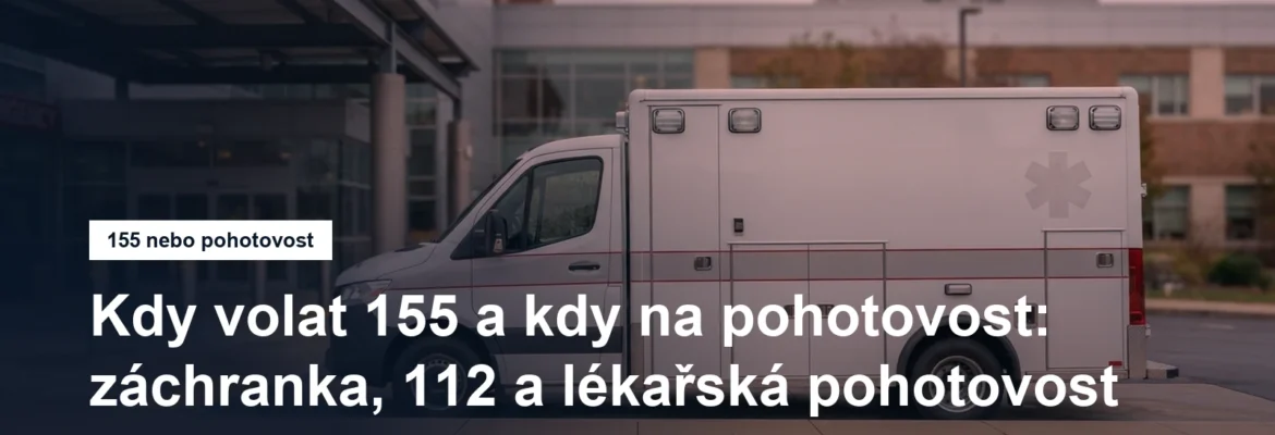 Sanitka záchranné služby zaparkovaná u nemocnice