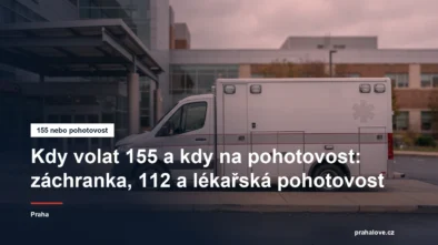Sanitka záchranné služby zaparkovaná u nemocnice