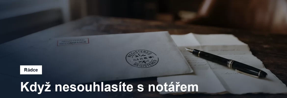 Obálka doporučeného dopisu s razítkem a plnicí pero na dřevěném stole