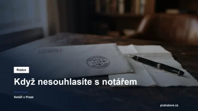 Obálka doporučeného dopisu s razítkem a plnicí pero na dřevěném stole