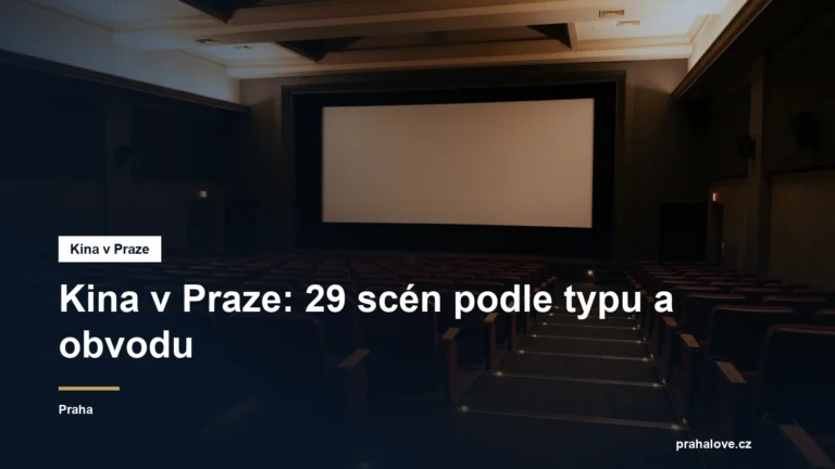 Hlediště kina s plátnem a řadami sedadel