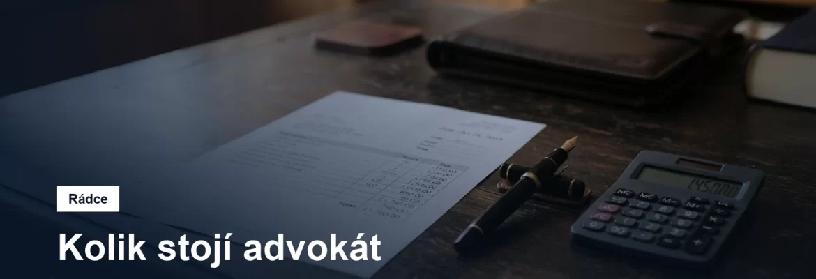 Stůl s vyúčtováním, kalkulačkou a plnicím perem v advokátní kanceláři