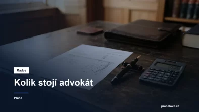 Stůl s vyúčtováním, kalkulačkou a plnicím perem v advokátní kanceláři