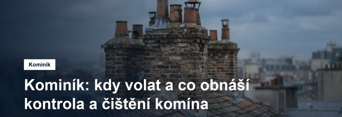 Komíny na střeše domu za světla